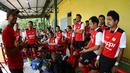 Para pemain yang tergabung dalam tim Asosiasi Pesepakbola Profesional Indonesia (APPI) bercanda sebelum turun ke lapangan. (Bola.com/Arief Bagus)