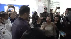 Momen Kepala BGN Bersimpuh Hadapi Murka Orang Tua Korban Keracunan MBG