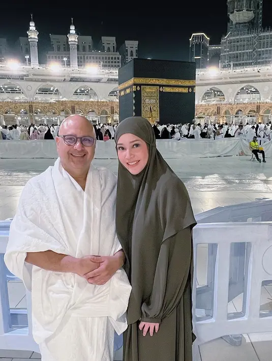 Ungkapan tersebut ditulis Maia di Instagram dalam unggahan foto umrahnya bersama sang suami. [Foto: Instagram/maiaestiantyreal]
