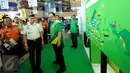 Menteri Perhubungan, Ignasius Jonan (kedua kiri) meninjau salah satu stand Pameran Transportasi Indonesia 2015 di Jakarta, Rabu (16/9/2015). Pameran bertema Perkuat Keselamatan dan Kualitas Pelayanan Transportasi Publik. (Liputan6.com/Helmi Fithriansyah)