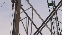 Aktivitas pekerja di ketinggian guna melakukan peremajan menara sutet di kawasan Karang Tengah, Kota Tangerang, Banten, Jumat (8/1/2021). BPJamsostek mencatat telah jumlah kecelakaan kerja di Indonesia pada tahun 2020 yaitu mencapai 129.305 kasus. (Liputan6.com/Angga Yuniar)