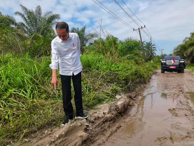 Presiden Joko Widodo atau Jokowi meninjau kondisi ruas jalan Gunting Saga di Kabupaten Labuhanbatu Utara, Sumatera Utara (Sumut), Rabu (17/5/2023). (FOTO: Dok. Agus Suparto/Biro Pers Kepresidenan)