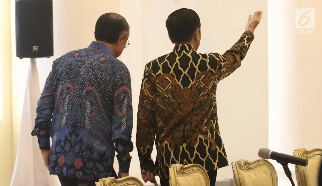 Presiden Joko Widodo (Jokowi) mengajak Presiden Bank Dunia, Jim Yong Kim menuju ruang pertemuan setibanya di Istana Kepresidenan Bogor, Jawa Barat, Rabu (4/7). Pertemuan membahas persiapan Annual Meeting IMF-World Bank di Bali. (Liputan6.com/Angga Yuniar)