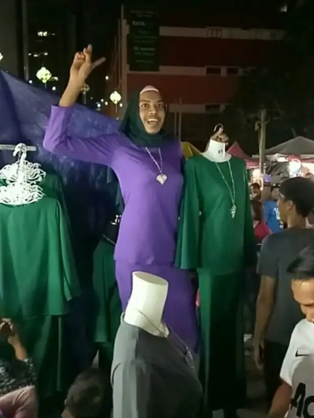 6 Outfit Kekinian Penjual Ini Penuh Totalitas, Bikin Salut