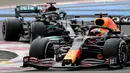 Perebutan gelar juara dunia Formula 1 2021 begitu panas. Jarak poin antara kedua pemuncak klasemen, Max Verstappen dan Lewis Hamilton yang relatif dekat, akan menambah keseruan balapan yang tinggal tersisa lima race lagi. Berikut ulasannya. (AFP/Christophe Simon)