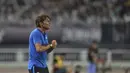 Pelatih Inter Milan, Antonio Conte melihat para pemainya bertanding melawan Juventus dalam laga International Champions Cup 2019 di Nanjing Olympic Sports Center Gymnasium, China (24/7/2019). Juventus menang adu penalti atas Inter Milan 4-2 (1-1). (AFP Photo/Hector Retamal)