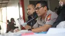 Kabid Humas Polda Metro Jaya Kombes Argo Yuwono memberikan keterangan kepada wartawan saat menunjukkan barang bukti dan tersangka dalam rilis kasus pencurian ATM dan penipuan di Jakarta, Rabu (25/9/2019). (Liputan6.com/Immanuel Antonius)