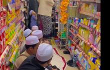 Viral Penampakan Salat Tarawih di Minimarket, Ternyata Ini Alasannya