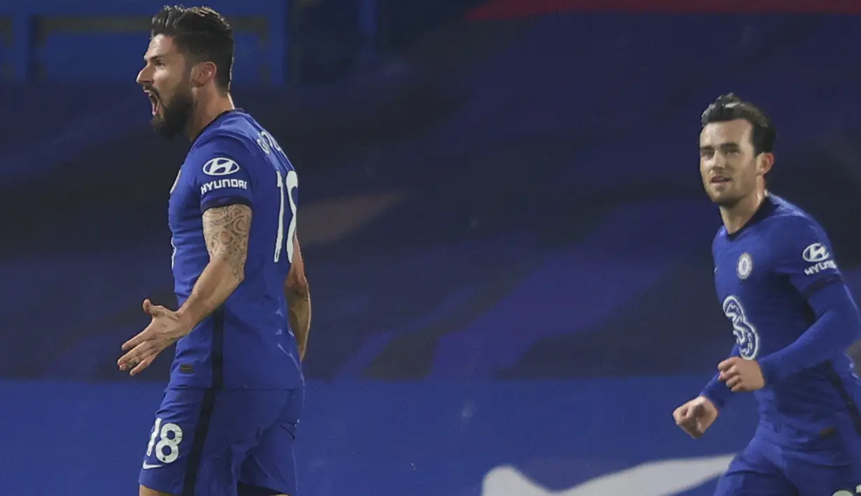 Penyerang Chelsea, Olivier Giroud (kiri) berselebrasi usai mencetak gol ke gawang Aston Villa pada pertandingan lanjutan Liga Inggris di Stamford Bridge, London, Selasa (29/12/2020). Hasil imbang ini membuat Chelsea gagal meraih poin penuh dari lima partai terakhir. (Richard Heathcote/Pool via AP)