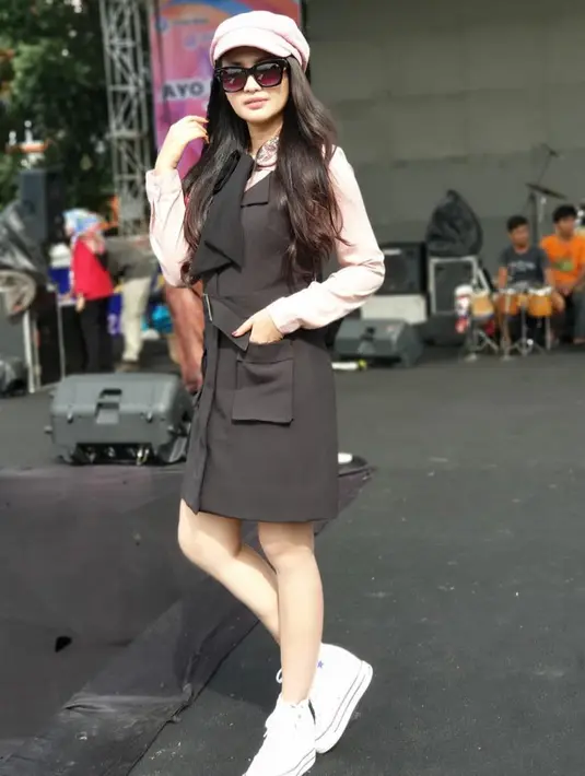 Fitri Carlina pada 2014 memutuskan untuk melepas masa lajangnya. Ia resmi dipersunting seorang pilot bernama Hendra Sumendap. (Liputan6.com/IG/@fitricarlina)