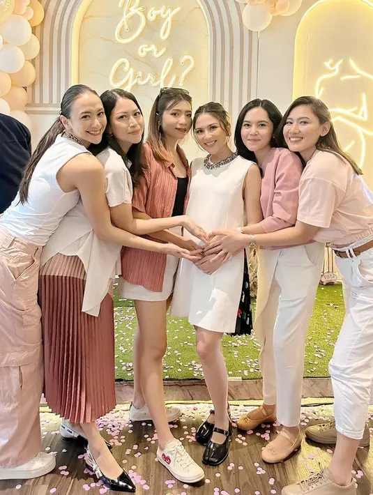 <p>Jessica Mila dan Yakup Hasibuan baru saja mengadakan acara gender reveal untuk kehamilan pertama mereka, pada hari Sabtu (7/10/2023). [Foto: Instagram]</p>