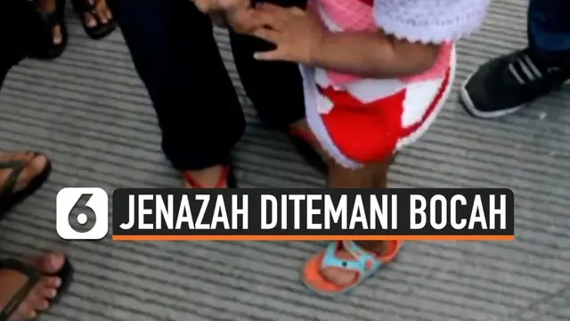 VIDEO: Sedih, Bocah 2 Tahun Temani Jenazah Ibunya
