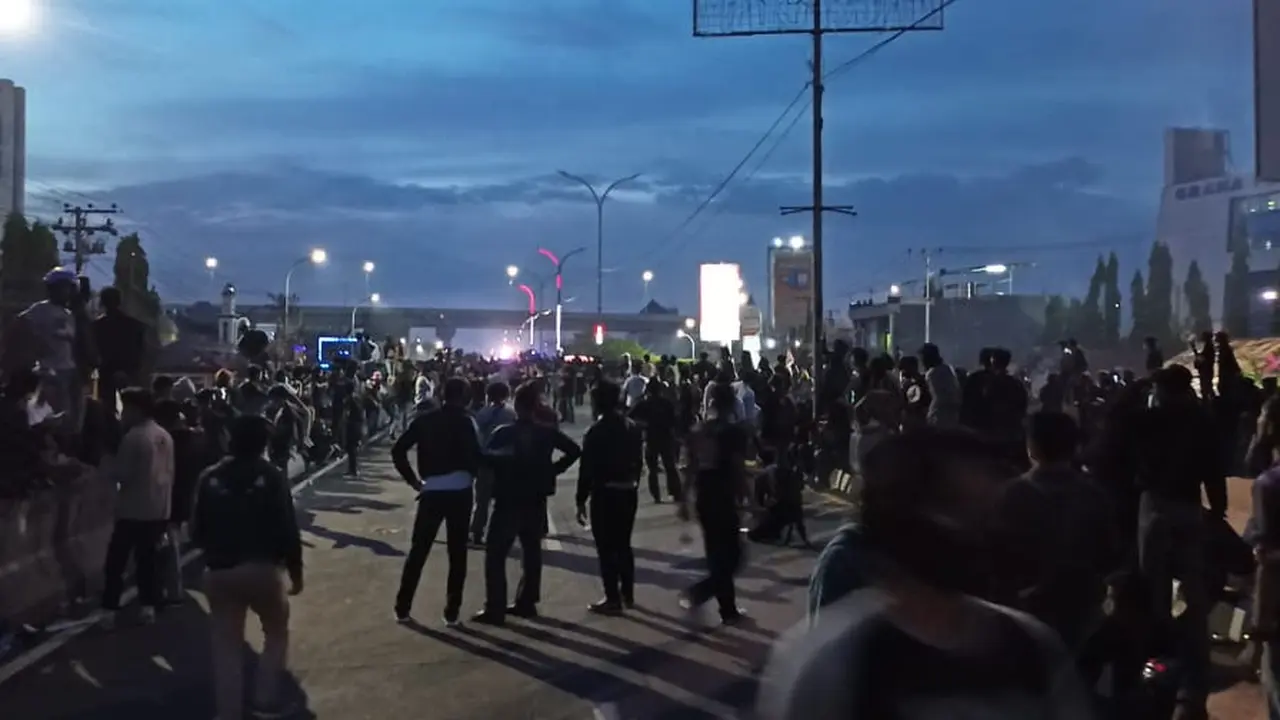 Alunan Azan Magrib Hentikan Sejenak Kisruh Demo Tolak Omnibus Law di Makassar