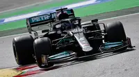 Penampilan pembalap Mercedes, Lewis Hamilton, pada balapan F1 GP Spanyol di Sirkuit Catalunya, Minggu (9/5/2021). (AFP/Javier Soriano)