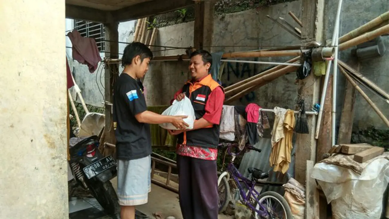 Senangnya, Korban Longsor Sumedang Terima Bantuan