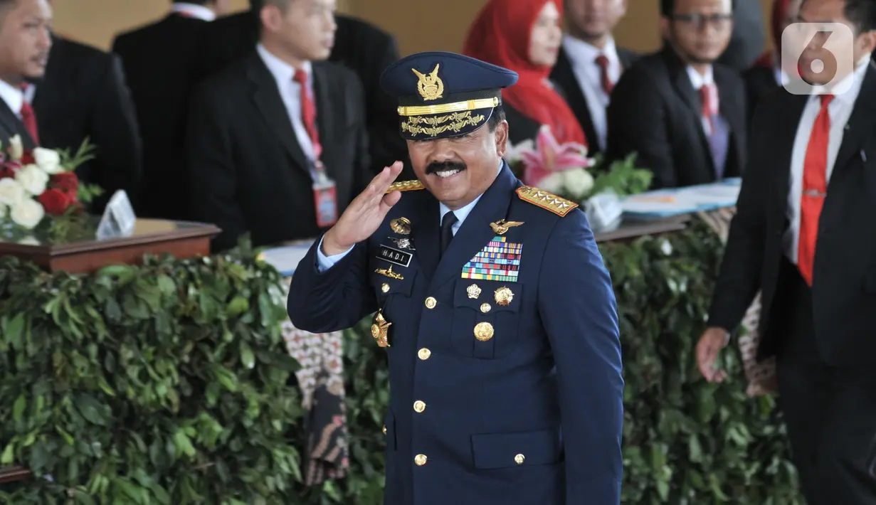 Panglima TNI Marsekal Hadi Tjahjanto tiba menghadiri pelantikan Presiden dan Wapres 2019 di Gedung MPR/DPR/DPD RI, Senayan, Jakarta, Minggu (20/10/2019). Jokowi-Ma'ruf Amin resmi dilantik sebagai Presiden dan Wapres RI periode 2019-2024. (merdeka.com/Iqbal S. Nugroho)