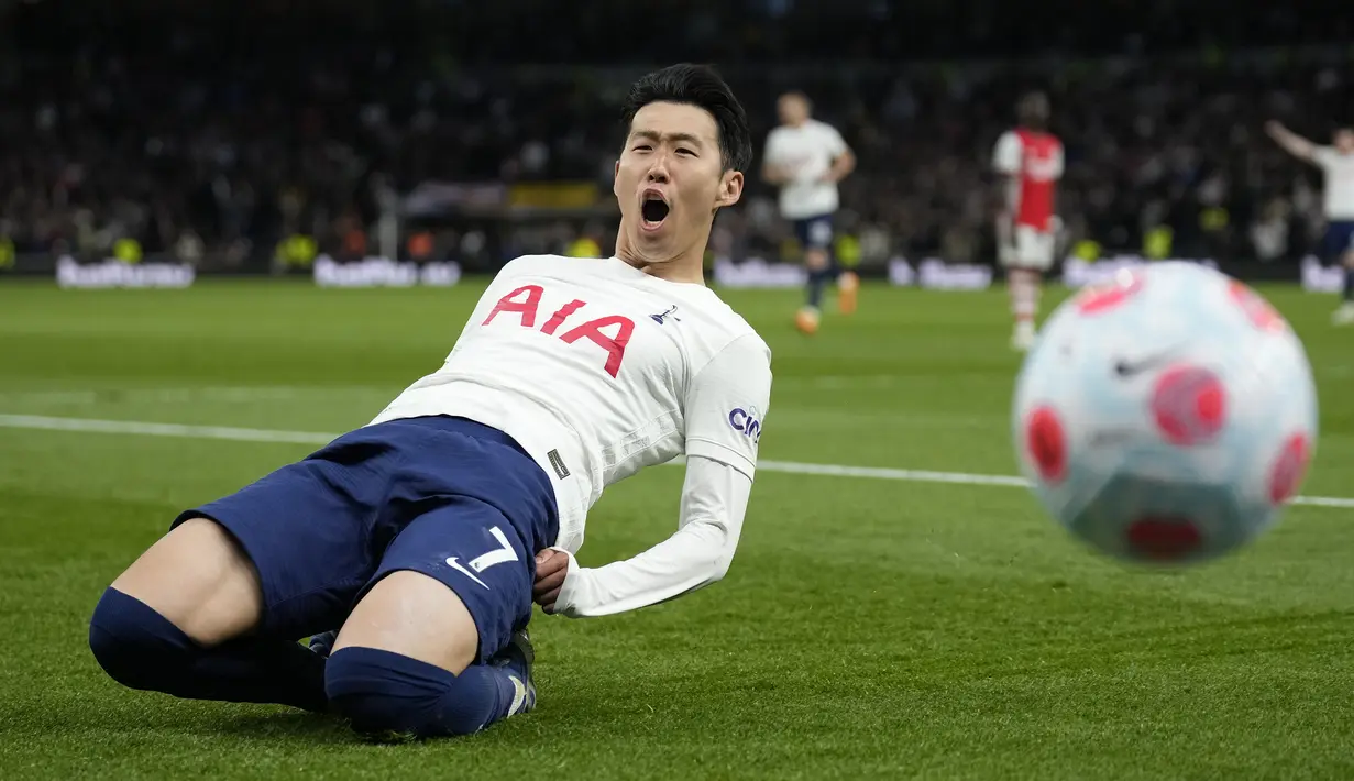 Pemain Asia dengan jumlah gol dan assist terbanyak di Liga Inggris. Dari 232 penampilannya di Liga Inggris selama 7 musim, Son Heung-min menjadi pemain Asia dengan jumlah gol dan assist terbanyak, yaitu 93 gol dan 52 assist. (AP/Matt Dunham)