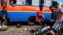Pekerja mengangkut dan memindahkan bagian mesin dari angkutan Metromini di salah satu pool Metromini, Jalan Pulogebang, Jakarta, Rabu (3/1). Dari pada dikandangkan, mereka memilih untuk membongkar dan menjual ke pengepul. (Liputan6.com/JohanTallo)
