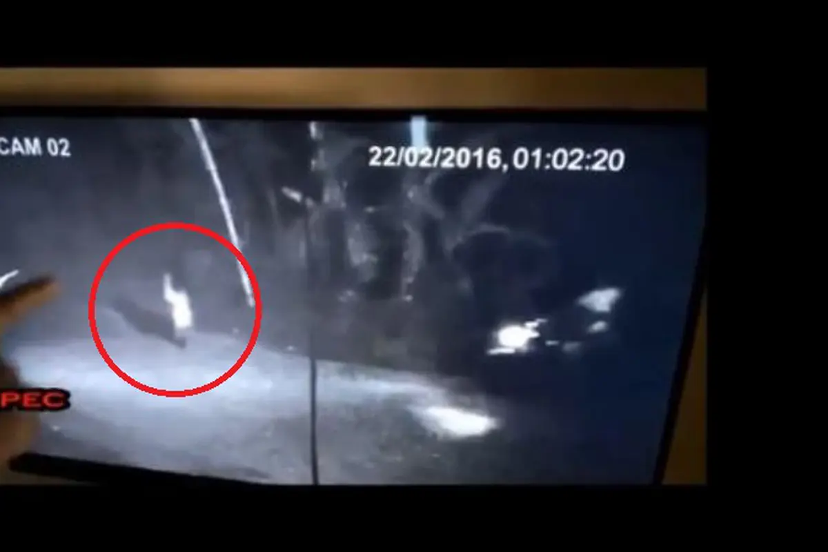 Merinding, Kuntilanak Terekam Jelas di Kamera CCTV!