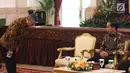 Kepala OJK Wimboh Santoso memberikan salam kepada Presiden Jokowi saat menerima pimpinan bank umum Indonesia di Istana Negara, Jakarta, Kamis (15/3). Dalam pertemuan ini, Ketua OJK Wimboh Santoso akan menyampaikan paparannya. (Liputan6.com/Angga Yuniar)