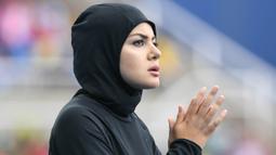 Kariman Abuljadayel merupakan atlet sprint atau pelari jarak pendek yang mengenakan jilbab selama pertandingan di Olimpiade 2016. Ketika bertanding perwakilan dari Arab Saudi itu memang tidak berhasil membawa pulang medali. (Foto: AFP/Johannes Eisele)