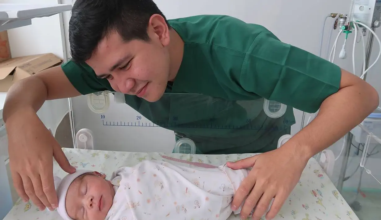 Dari foto-foto yang diunggah dan tersebar di media sosial, aura bahagia terpancar dari Haykal yang menyandang status barunya menjadi seorang ayah. Dipandangnya sang anak yang akhirnya kini telah hadir di dunia. (Instagram/haykalkamil)