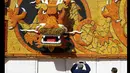 Pengunjung mengambil gambar patung yang terbuat dari jeruk dan lemon di Menton, sebuah kota kecil di Perancis, Rabu (12/2/2015). (AFP PHOTO/Valery Hache)