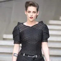 Pesona cantik Kristen Stewart yang selalu menggoda (via tomandlorenzo.com)