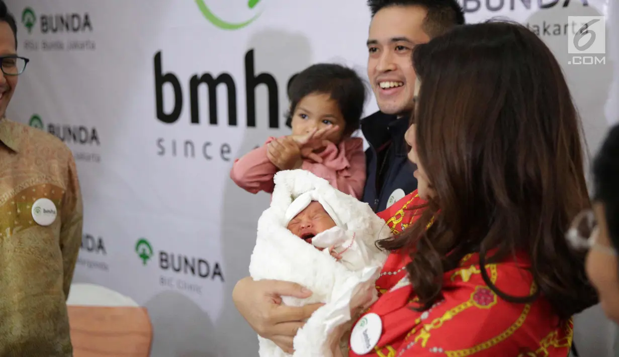 Artis Olla Ramlan bersama suaminya Aufar Hutapea menunjukkan anak ke tiganya saat memberi keterangan  di RSUD Bunda Jakarta, Selasa (7/11). Olla Ramlan melahirkan bayi perempuan melalui persalinan cesar, 3 November 2017 lalu. (Liputan6.com/Faizal Fanani)