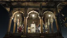 Umat muslim India menjalankan salat tarawih selama bulan suci Ramadan di Masjid Jama di New Delhi, India (23/5). Seperti jutaan muslim di seluruh dunia, muslim India juga menjalankan salat Terawih pada malam bulan Ramadan. (AFP/Chandan Khanna)