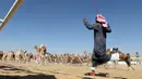 Sejumlah unta berlari kencang saat mengikuti lomba balap Liwa 2018 Moreeb Dune Festival di gurun Liwa, Abu Dhabi (26/12). Keberadaan robot itu ialah perubahan dari perbudakan anak yang menjadi bagian kelam dari budaya balap unta. (AFP Photo/Karim Sahib)
