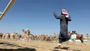 Sejumlah unta berlari kencang saat mengikuti lomba balap Liwa 2018 Moreeb Dune Festival di gurun Liwa, Abu Dhabi (26/12). Keberadaan robot itu ialah perubahan dari perbudakan anak yang menjadi bagian kelam dari budaya balap unta. (AFP Photo/Karim Sahib)