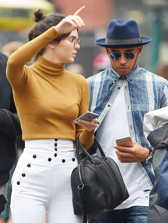 Aktris dan model Kendall Jenner tertangkap kamera sedang berduaan dengan pembalap Lewis Hamilton di jalanan ramai kota New York, 10 September 2015. (Dailymail)