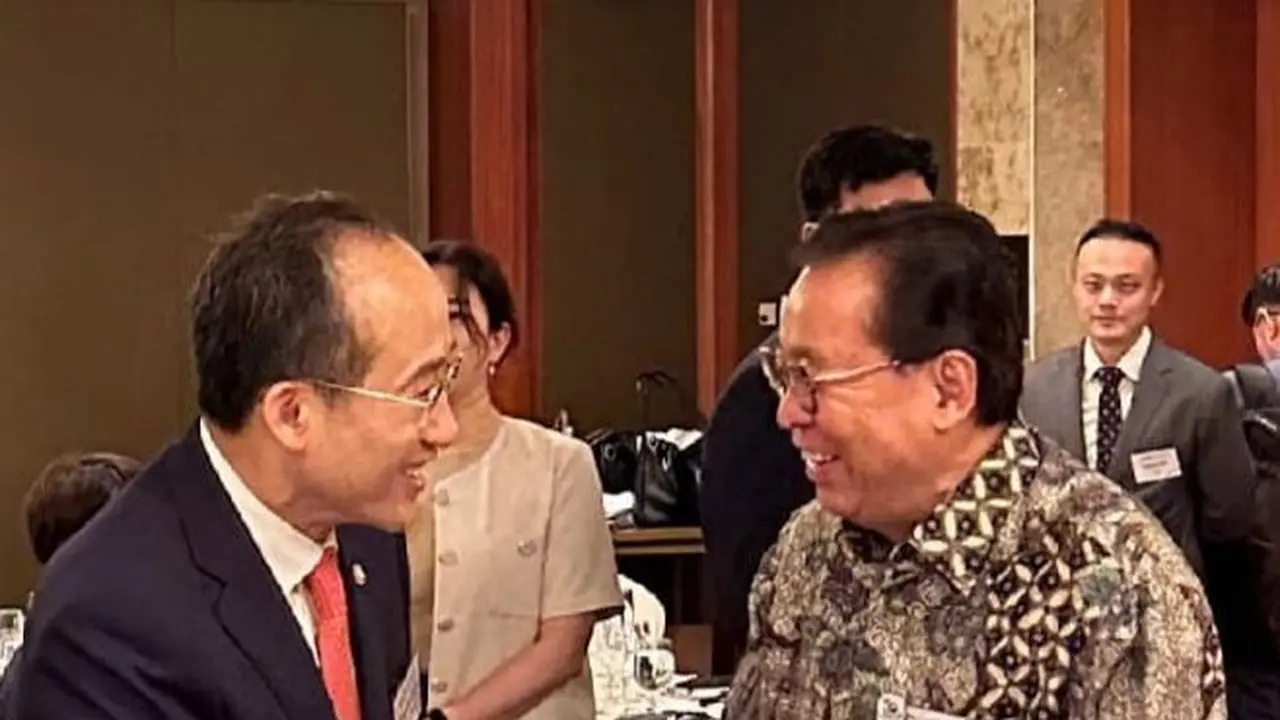 Dubes RI di Seoul bersama Deputi Perdana Menteri/Menteri Ekonomi dan Keuangan, HE Mr Choo Kyung-ho (4 Juli 2023), menyampaikan apresiasi atas kebijakan baru Korea Selatan di bidang keimigrasian untuk memudahkan akses WNI ke Korsel. (Dok KBRI Seoul)