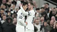 Duo gelandang Tottenham Hotspur, Son Heung-min dan James Maddison, merayakan gol yang dicetak ke gawang Fulham pada pekan 9 Liga Inggris 2023/2024, Selasa (24/10/2023) dini hari WIB.&nbsp;(AP Photo/Kin Cheung)