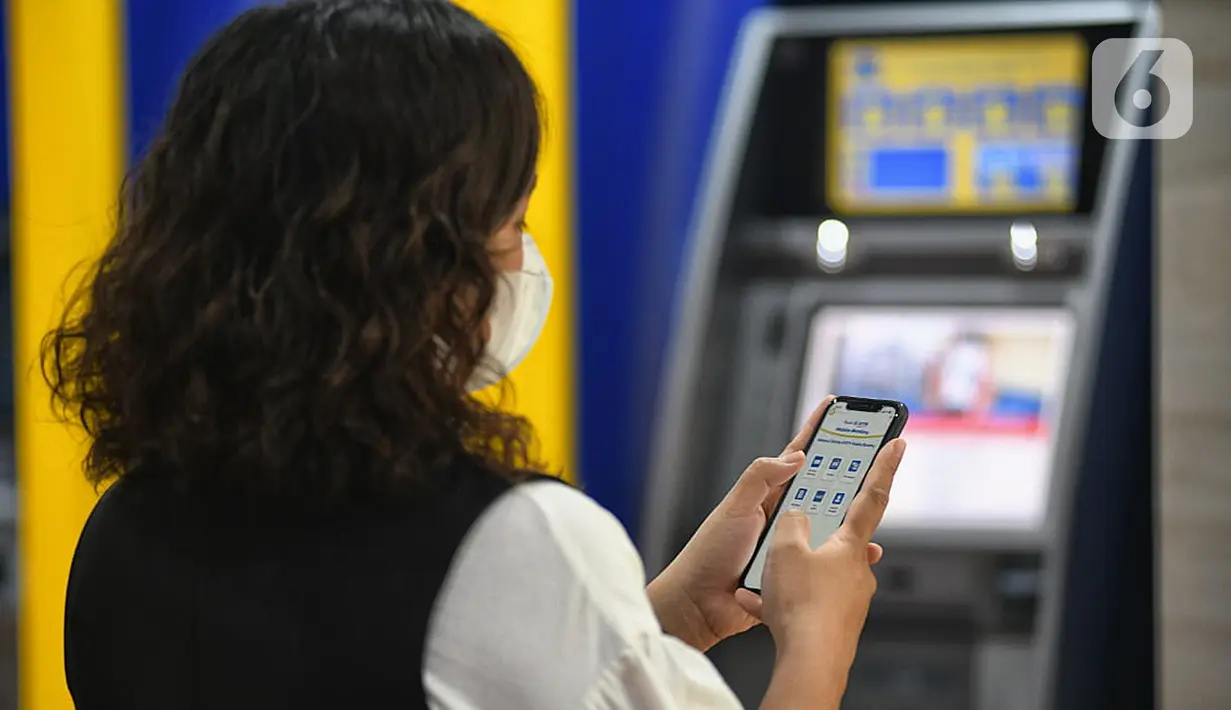 Nasabah mengakses layanan mobile banking Bank BTN di Jakarta, Senin (19/7/2021). Selama PPKM Darurat transaksi mobile banking Bank BTN tercatat melonjak hingga 52% yoy menjadi 65,62 juta transaksi pada bulan Juni 2021 atau naik dari 43,14 juta transaksi pada Juni 2020. (Liputan6.com)