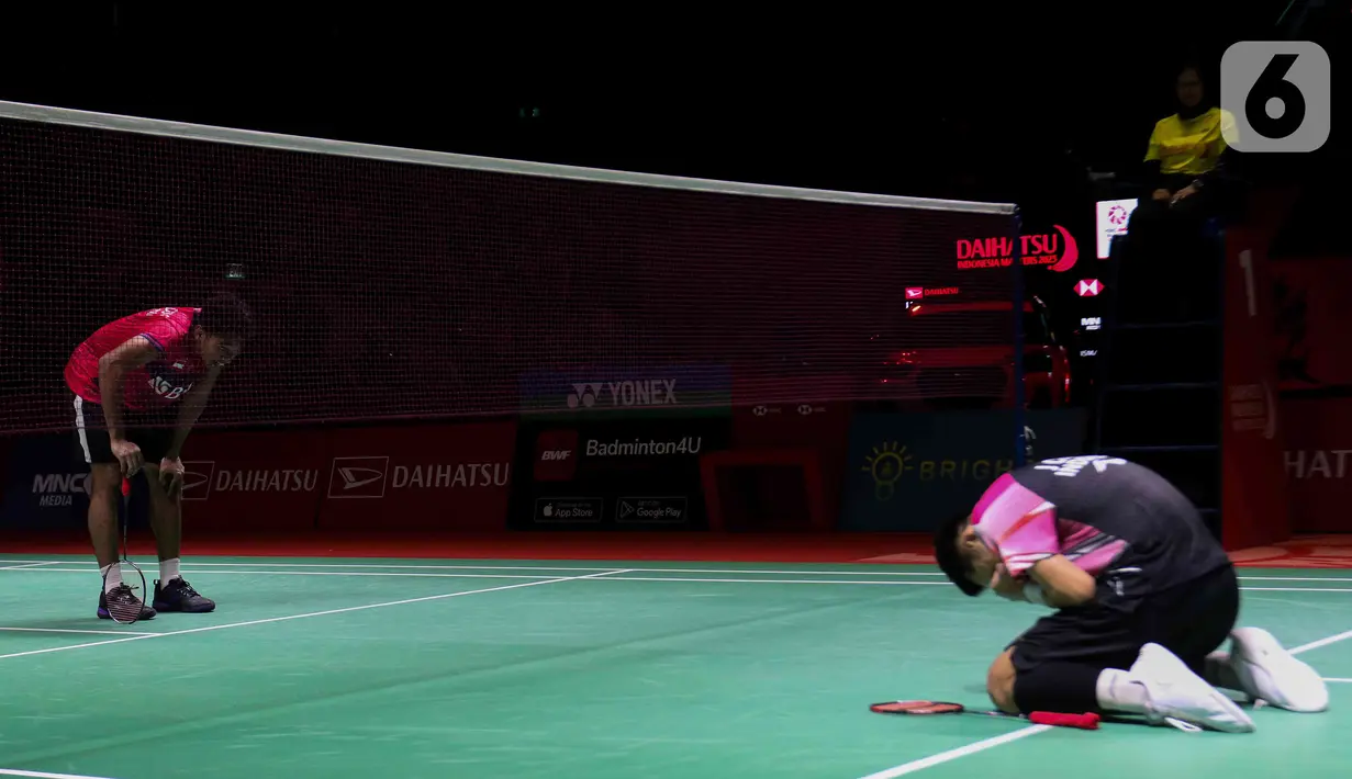 Pebulu tangkis tunggal putra Indonesia Jonatan Christie (kana) usai mengalahkan rekan senegaranya Chico Aura Dwi Wardoyo dalam final Indonesia Masters 2023 di Istora Senayan, Jakarta, Minggu (29/1/2023). Jonatan Christie atau Jojo menjuarai Indonesia Masters 2023 usai menang atas Chico Aura Dwi Wardoyo dengan skor 21-15 dan 21-13. (Liputan6.com/Herman Zakharia)