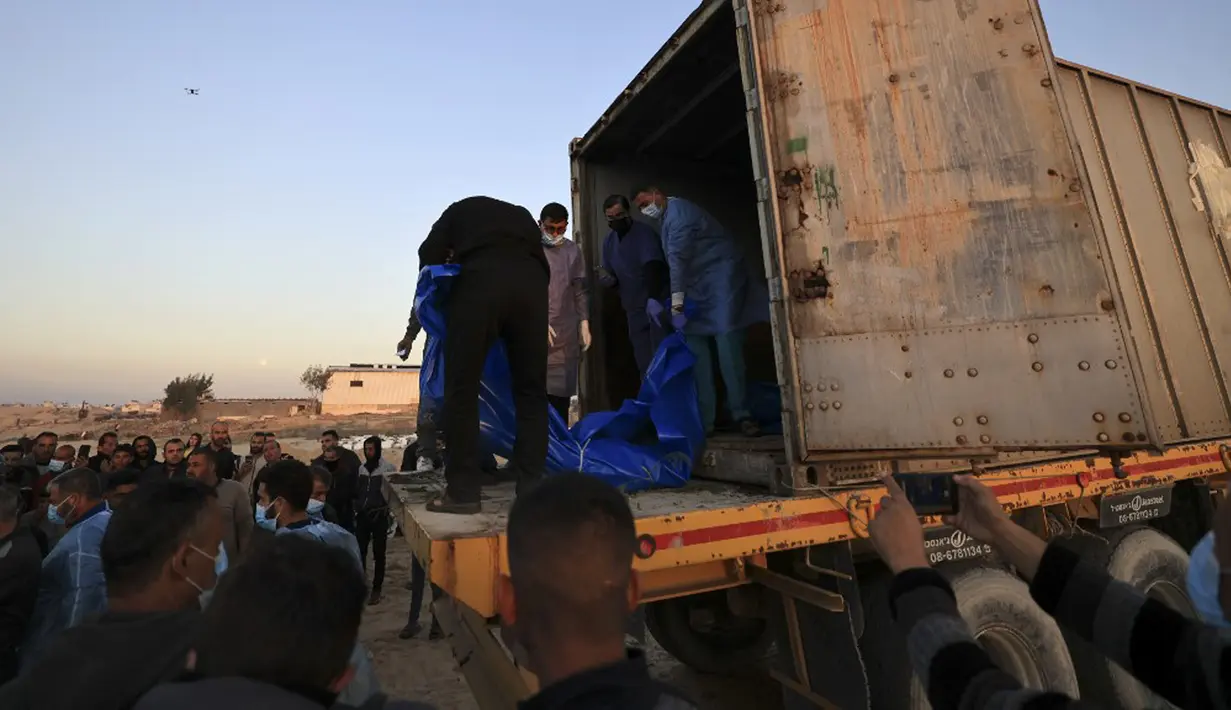Israel disebut memulangkan puluhan jenazah ini untuk memastikan tidak ada sandera. (Mahmud HAMS/AFP)