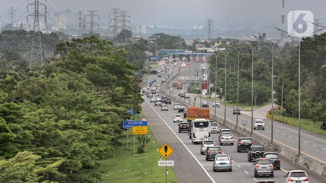FOTO: Puncak Arus Balik Via Tol Tembus 137 Ribu Kendaraan