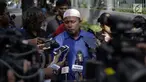 Perwakilan keluarga Nyak Sandang, Maturidi memberikan keterangan kepada awak media di RSPAD Gatot Subroto, Jakarta Pusat, Sabtu (31/3). Maturidi mengatakan penglihatan Nyak Sandang (91) mulai membaik pascaoperasi katarak. (Liputan6.com/Faizal Fanani)