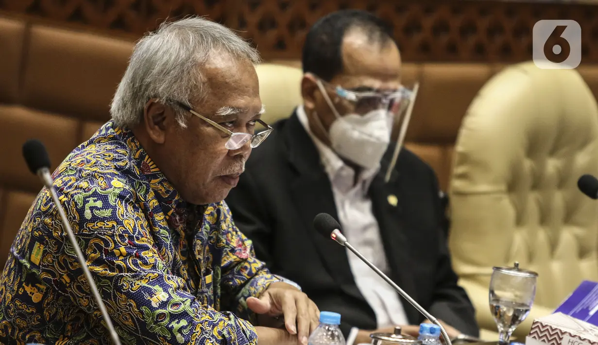 Menteri PUPR Basuki Hadimuljono saat rapat kerja dengan Komisi V DPR di Kompleks Parlemen Senayan, Jakarta, Rabu (15/7). Rapat membahas Laporan Hasil Pembahasan BPK Semester I dan II/2019. (Liputan6.com/Johan Tallo)