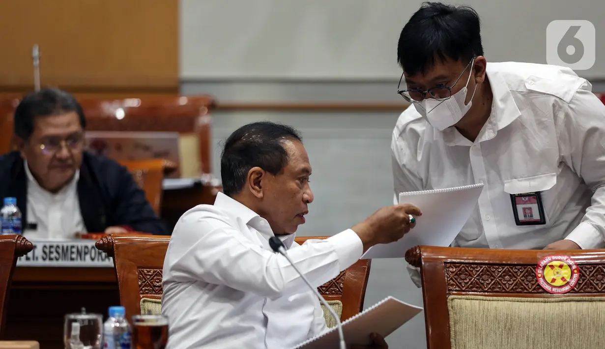Menteri Pemuda dan Olahraga (Menpora) Zainudin Amali saat Rapat Kerja (Raker) dengan Komisi III DPR RI di Kompleks Parlemen, Senayan, Jakarta, Senin (29/8/2022). Rapat tersebut membahas program naturalisasi Sandy Walsh dan Jordi Amat. (Liputan6.com/Johan Tallo)