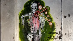 Foto yang diambil pada 10 Mei 2023 ini menunjukkan salah satu mural yang digambar oleh seniman jalanan Yaman, Alaa Rubil yang menggambarkan kerangka yang sedang memainkan alat musik biola dan dilukis di dinding di kota pelabuhan selatan Aden. (Saleh Al-OBEIDI / AFP)