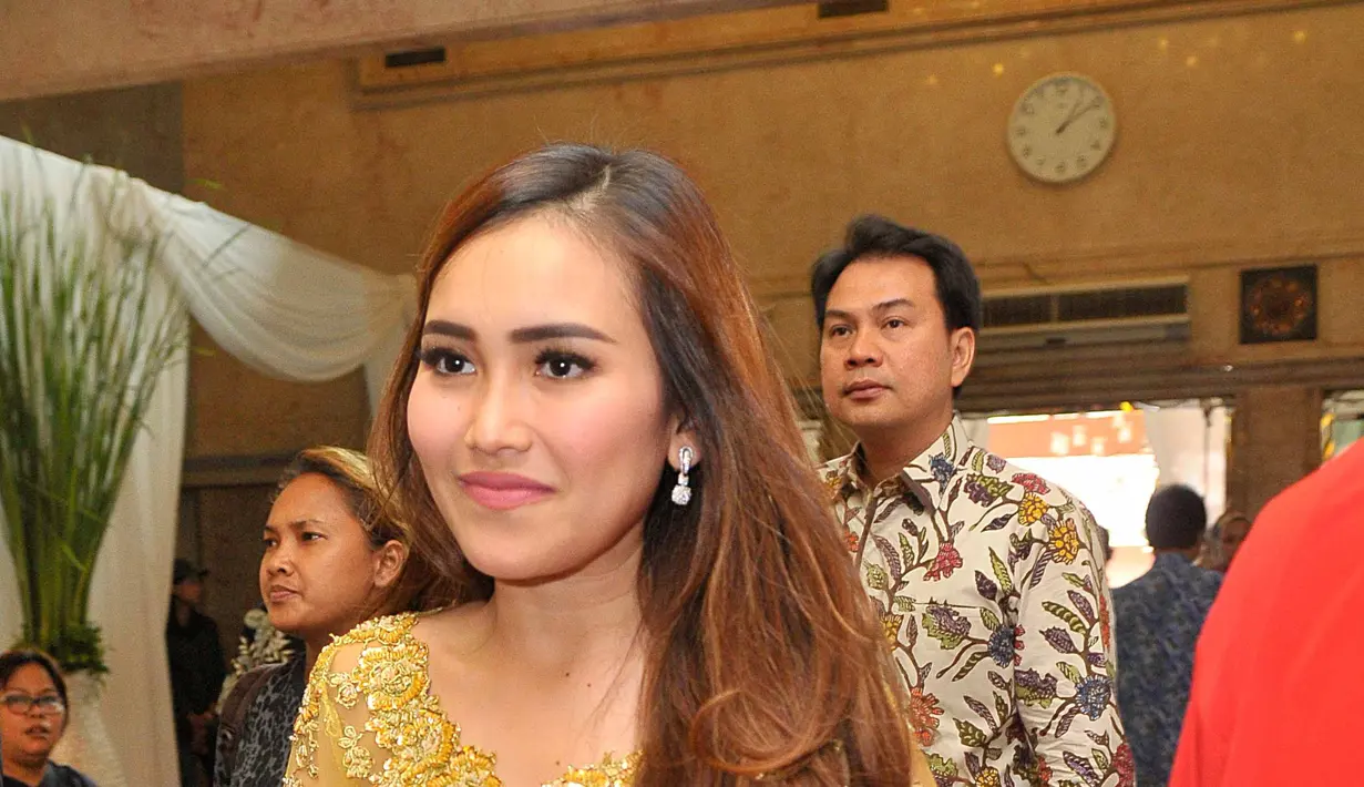 Ayu Ting Ting saat hadir di sunatan anak ketiga Eko Patrio dan Viona Rosalina, yang bernama Cannaavaro Adrevi Putra. Acara berlangsung di Balai Sudirman, Sabtu (3/12/2016). (Nurwahyunan/Bintang.com)