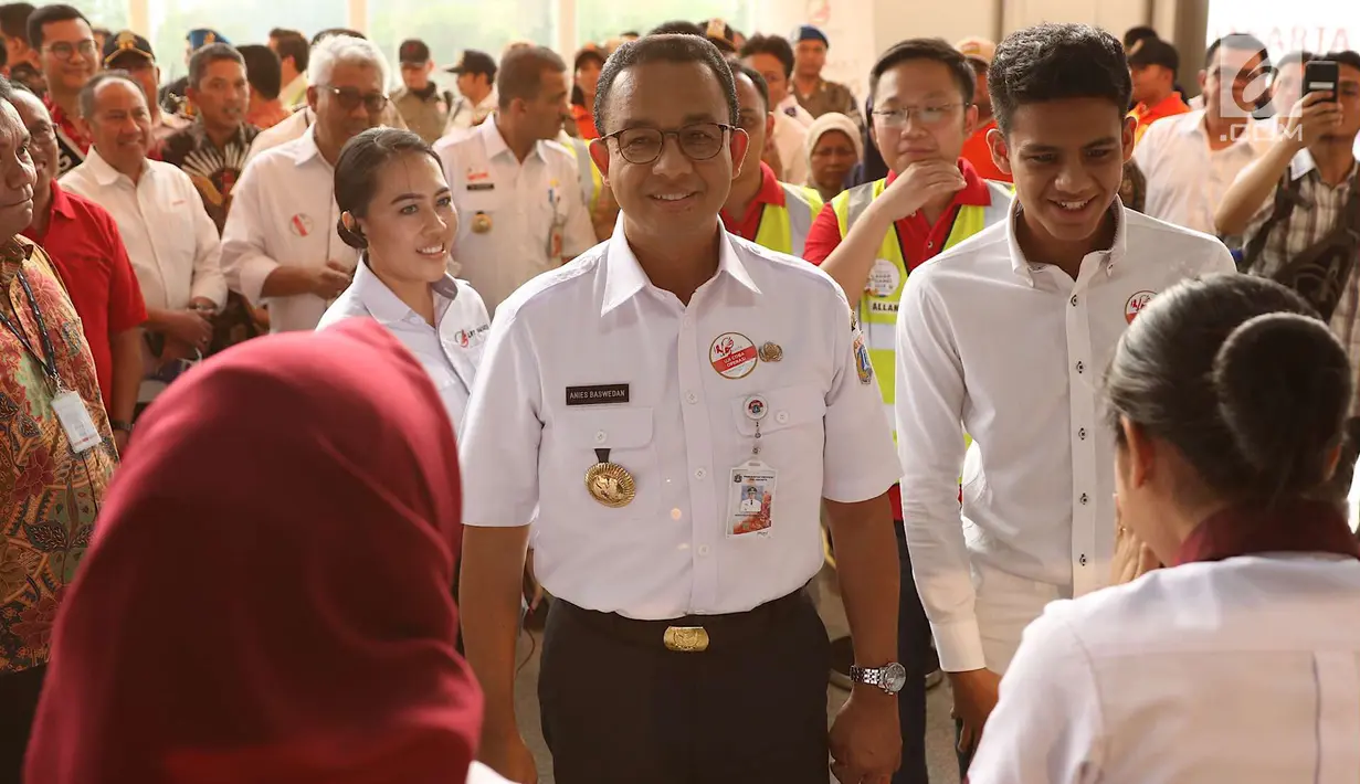 Gubernur DKI Jakarta Anies Baswedan saat akan mencoba LRT Jakarta di kawasan Rawamangun, Jakarta, Rabu (12/9). Meski uji coba berlangsung baik, Anies mengatakan terdapat beberapa catatan. (Liputan6/Immanuel Antonius)