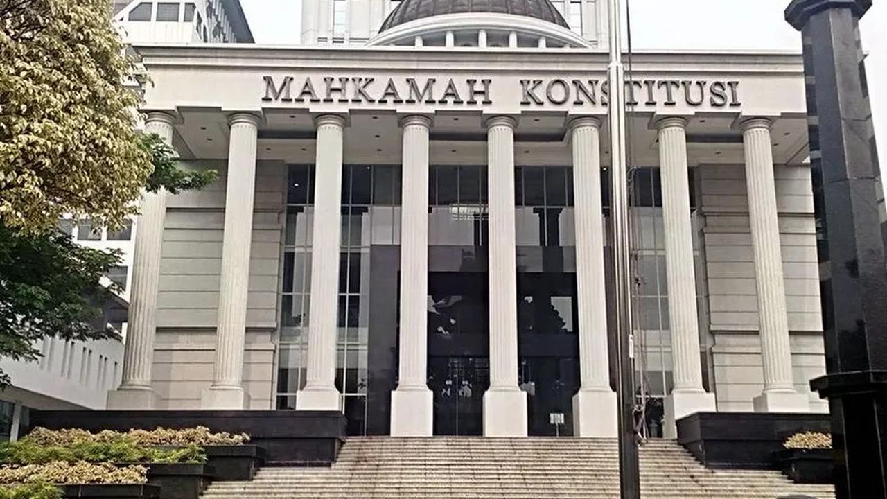 <br>Menurut Chico, Mahkamah Konstitusi hanya berhak menyatakan apakah Undang-Undang bertentangan dengan konstitusi atau tidak.<br>