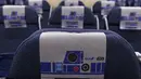 Kursi penumpang yang bertema Star Wars juga menghiasi kabin pesawat Boeing 787 Dreamliner di Bandara Changi, Singapura, Kamis (12/11/2015).  Tur Star wars kali ini bertema All Nippon Airways ANA R2D2. (REUTERS/Edgar Su) 	