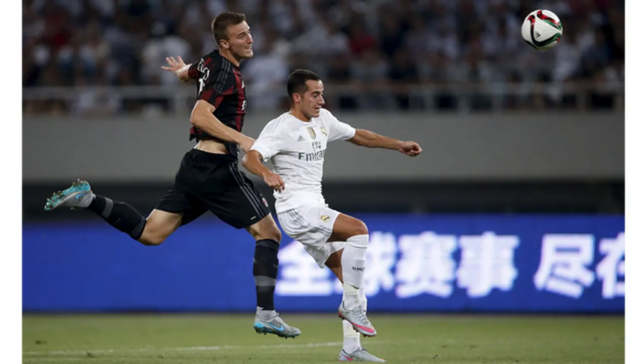 Pemain Real Madrid, Lucas Vazquez melakukan duel udara dengan pemain AC Milan, Ely Rodrigo pada laga International Champions Cup 2015 di Shanghai, China, Kamis (30/7). (Reuters Aly Song)