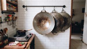 5 Cara Menyimpan Wajan Besar di Dapur Sempit Agar Kelihatan Rapi dan Tidak Berantakan