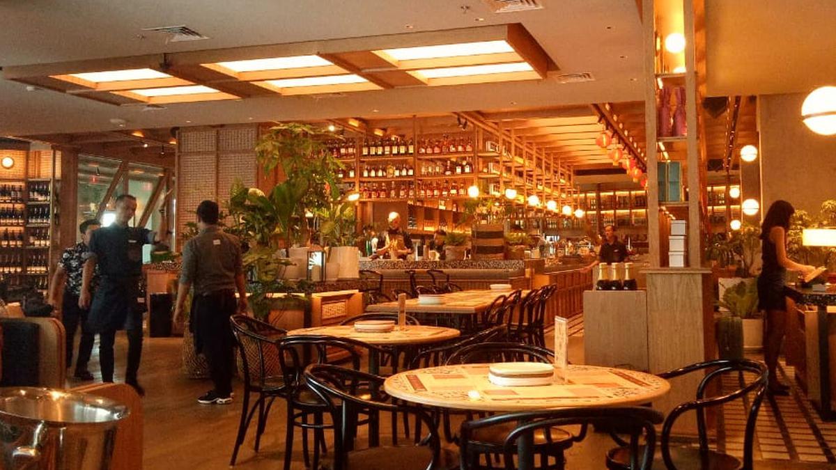 Suasana Restoran yang Hangat dan Mewah